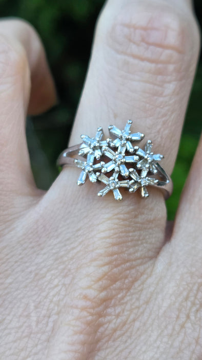 Vintage: 9ct White Gold Diamond Florets Ring