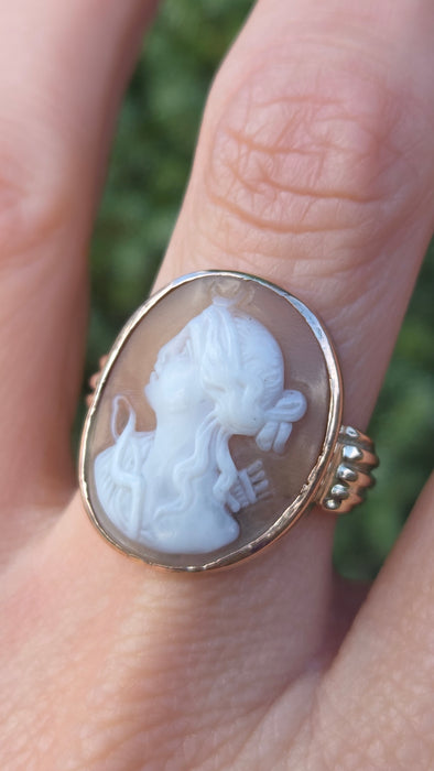 Antique: 15ct Yellow Gold Carved Cameo Ring