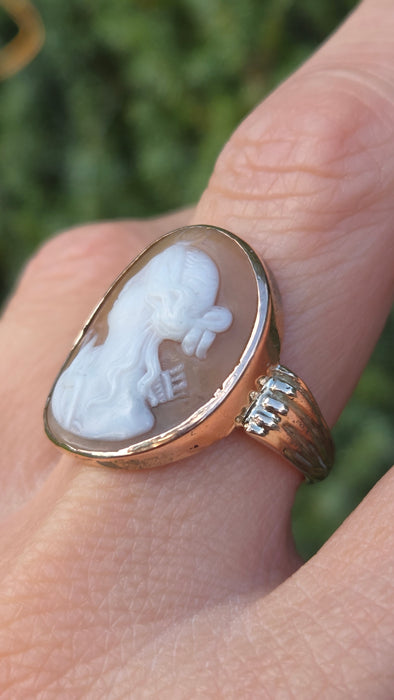 Antique: 15ct Yellow Gold Carved Cameo Ring