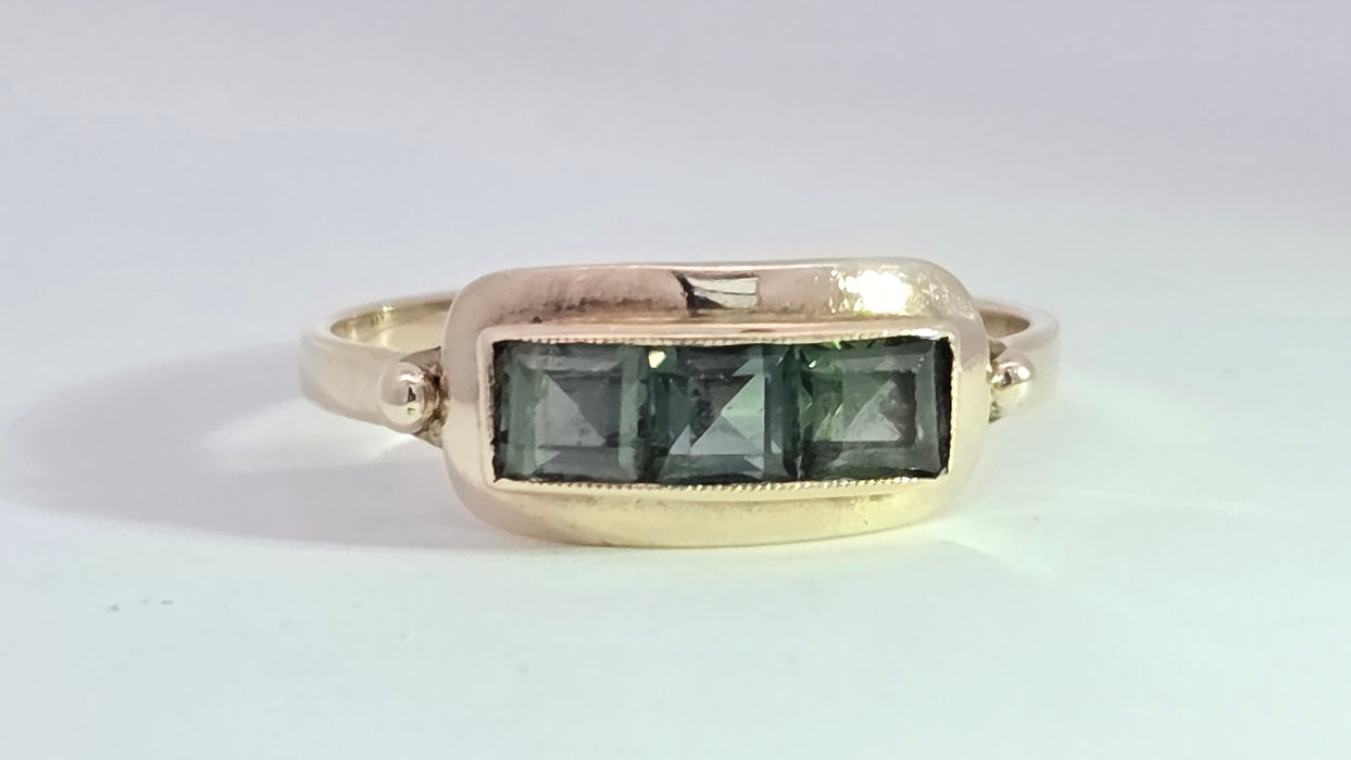 Vintage: 8ct Yellow Gold Green Spinel Trilogy Ring