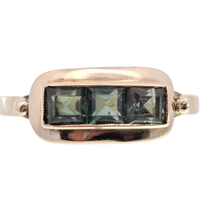 Vintage: 8ct Yellow Gold Green Spinel Trilogy Ring