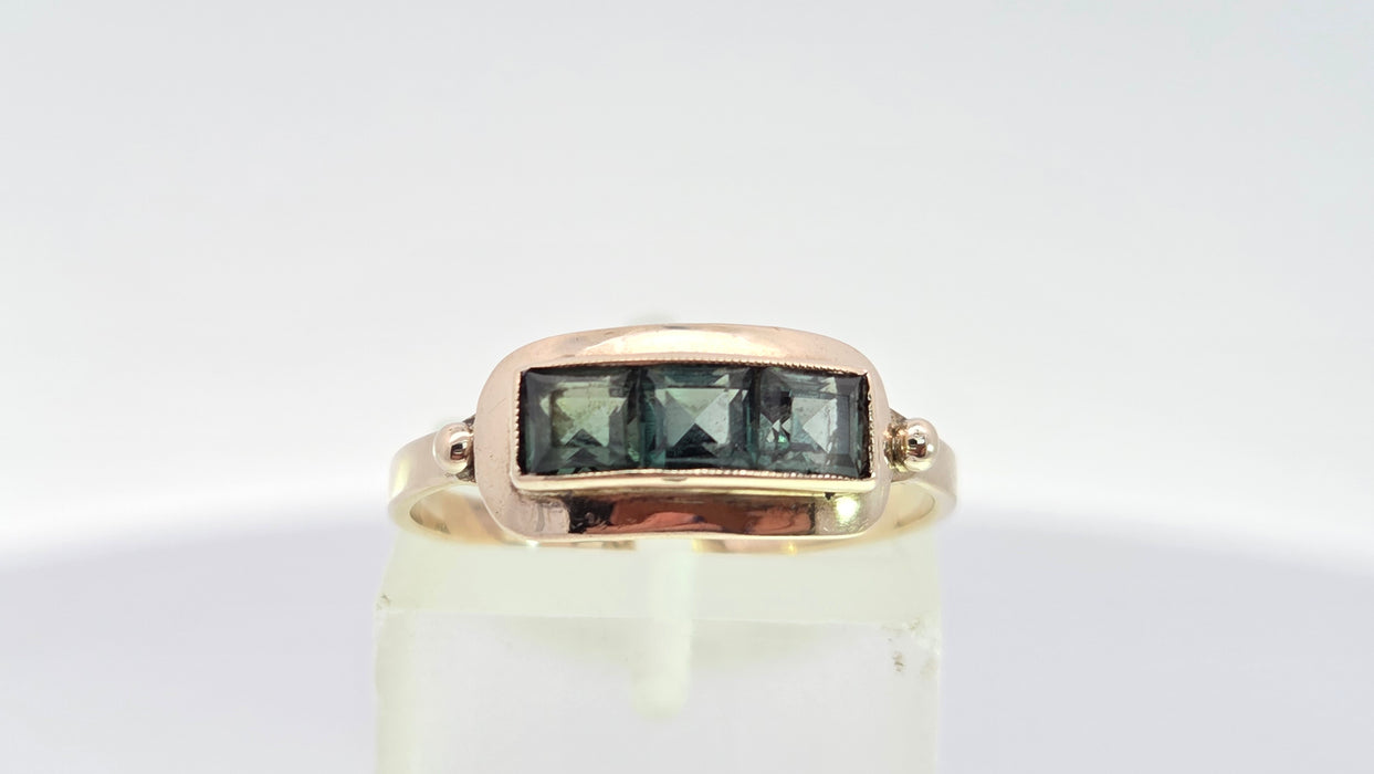 Vintage: 8ct Yellow Gold Green Spinel Trilogy Ring
