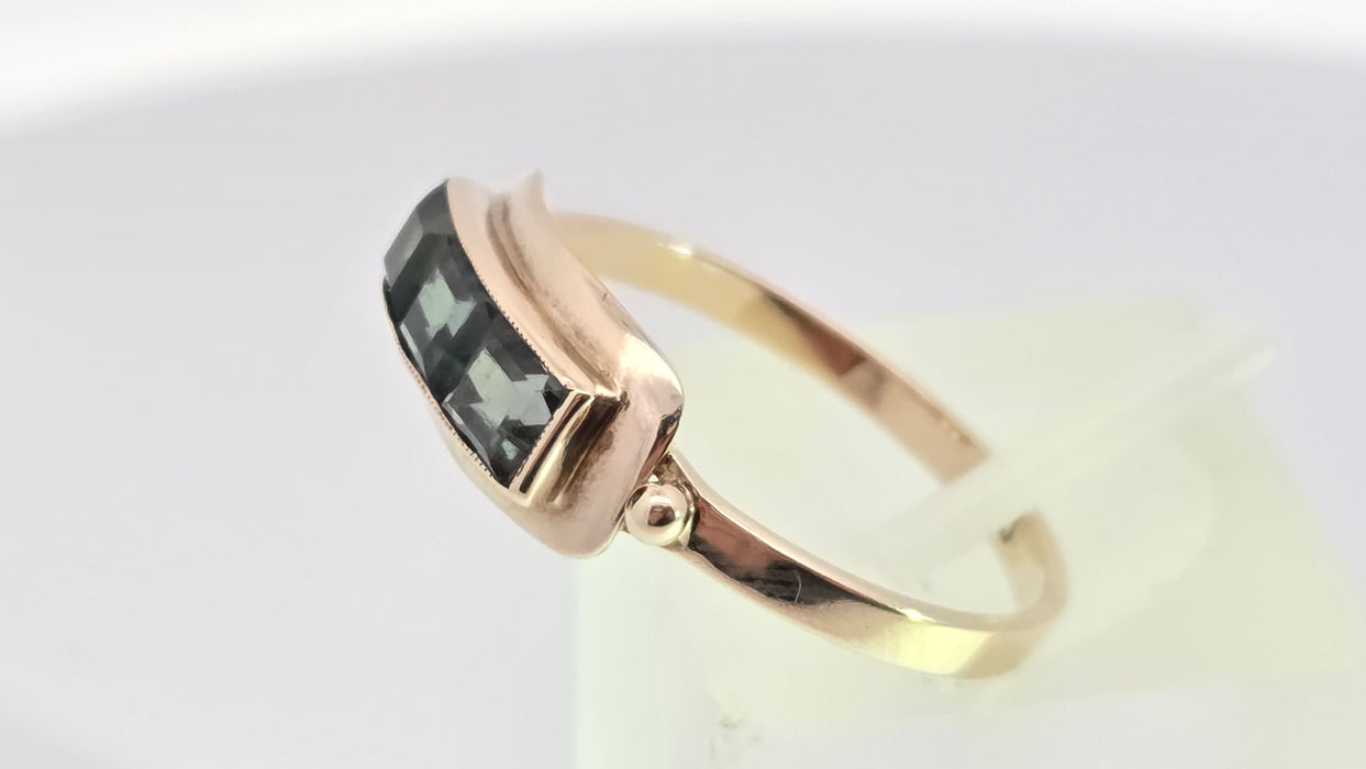 Vintage: 8ct Yellow Gold Green Spinel Trilogy Ring