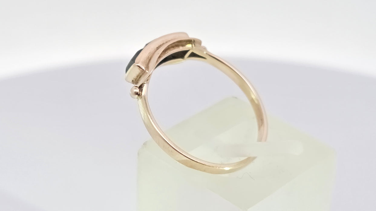 Vintage: 8ct Yellow Gold Green Spinel Trilogy Ring
