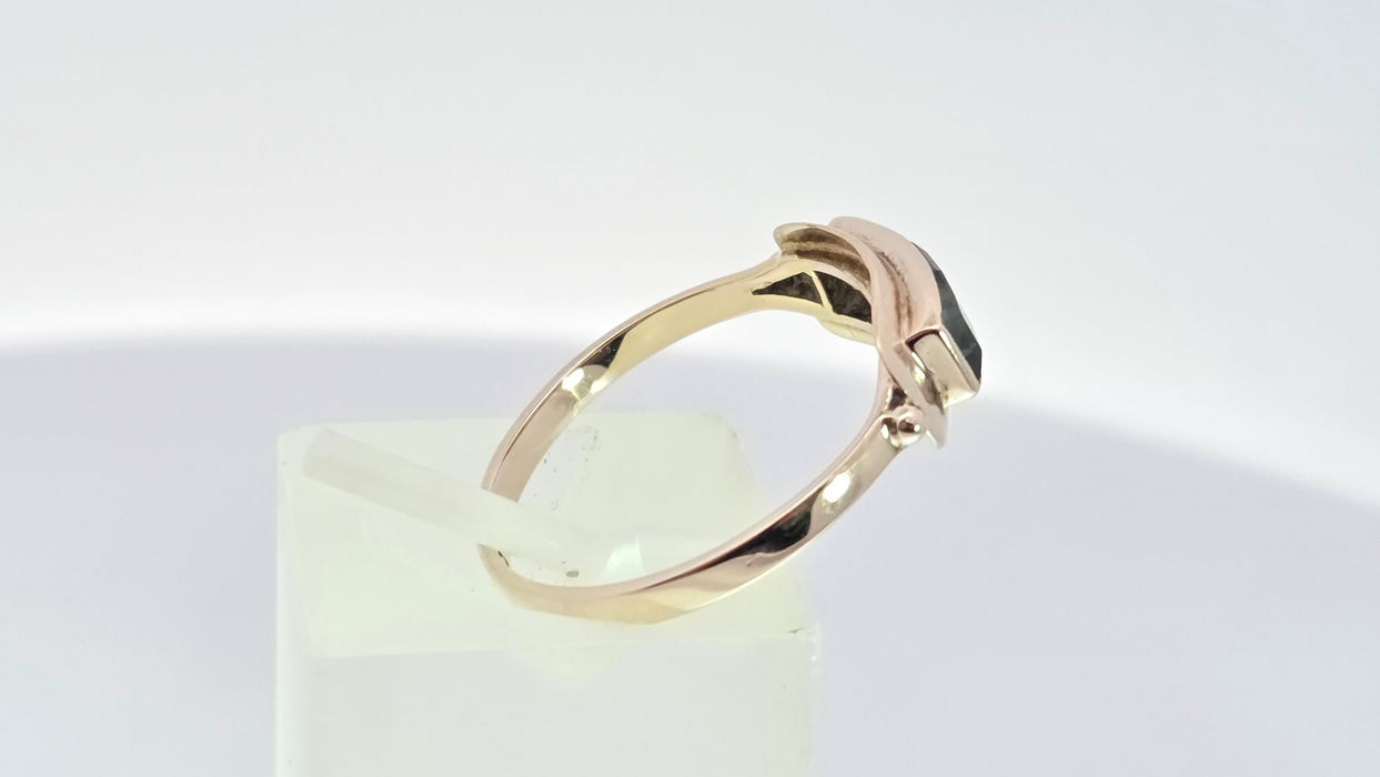 Vintage: 8ct Yellow Gold Green Spinel Trilogy Ring