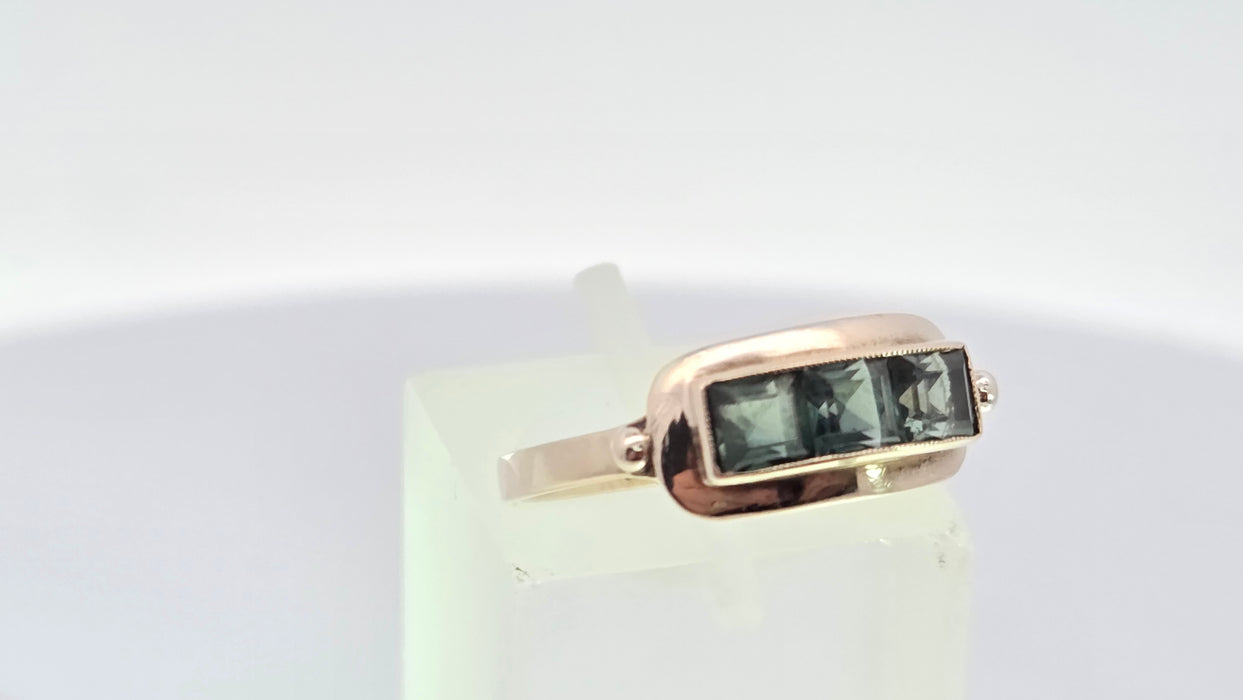 Vintage: 8ct Yellow Gold Green Spinel Trilogy Ring
