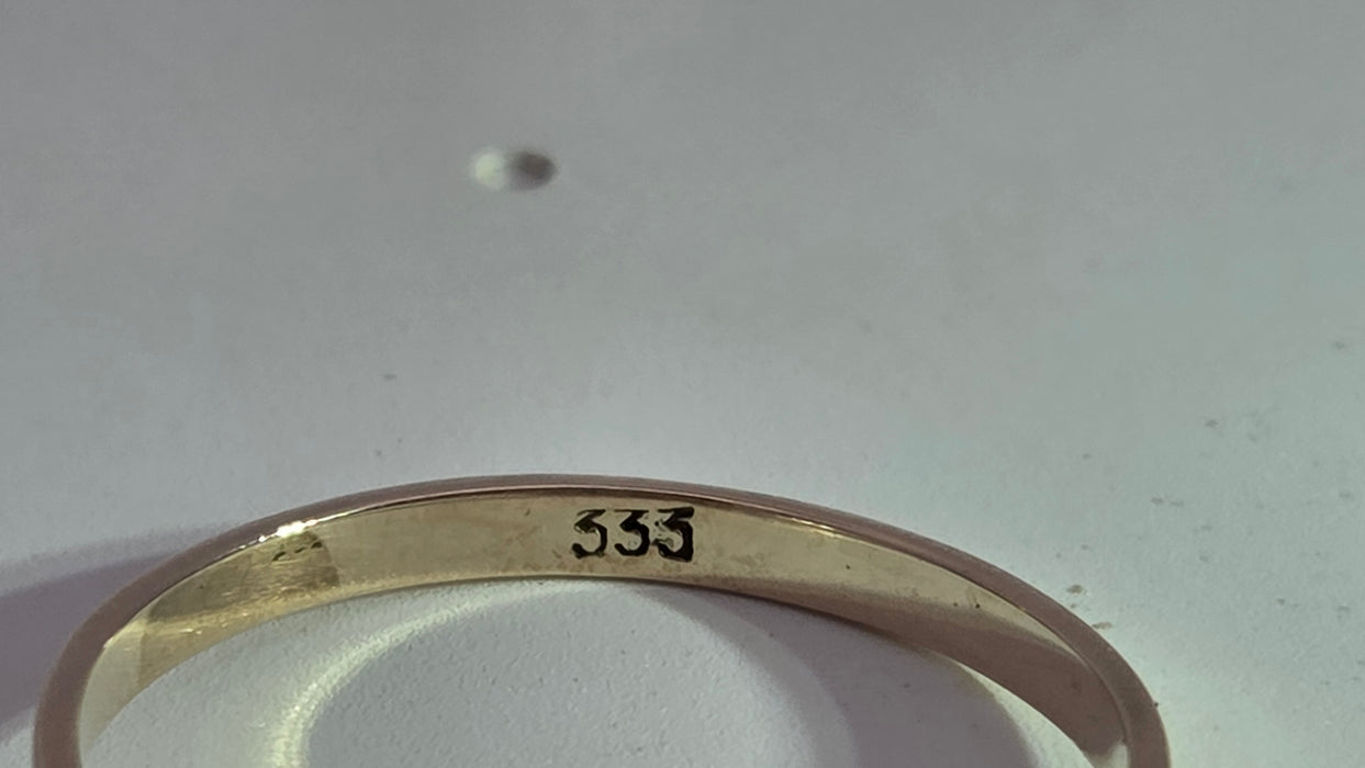 Vintage: 8ct Yellow Gold Green Spinel Trilogy Ring