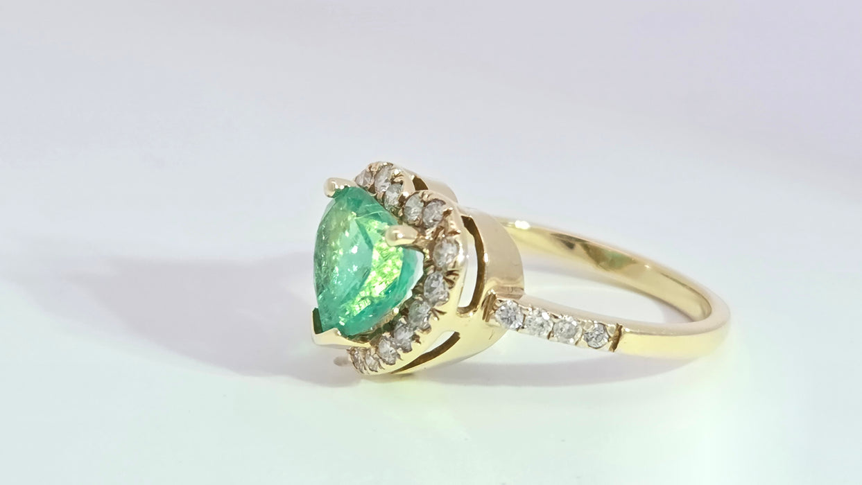 Vintage: 14ct Yellow Gold Heart-Cut Emerald & 17-Diamond Halo Dress Ring