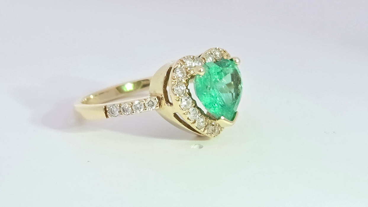 Vintage: 14ct Yellow Gold Heart-Cut Emerald & 17-Diamond Halo Dress Ring