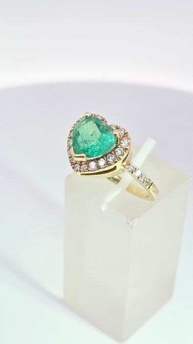 Vintage: 14ct Yellow Gold Heart-Cut Emerald & 17-Diamond Halo Dress Ring