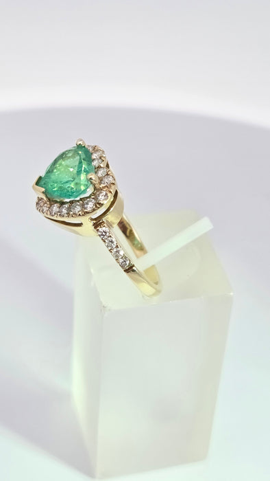 Vintage: 14ct Yellow Gold Heart-Cut Emerald & 17-Diamond Halo Dress Ring