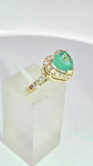 Vintage: 14ct Yellow Gold Heart-Cut Emerald & 17-Diamond Halo Dress Ring