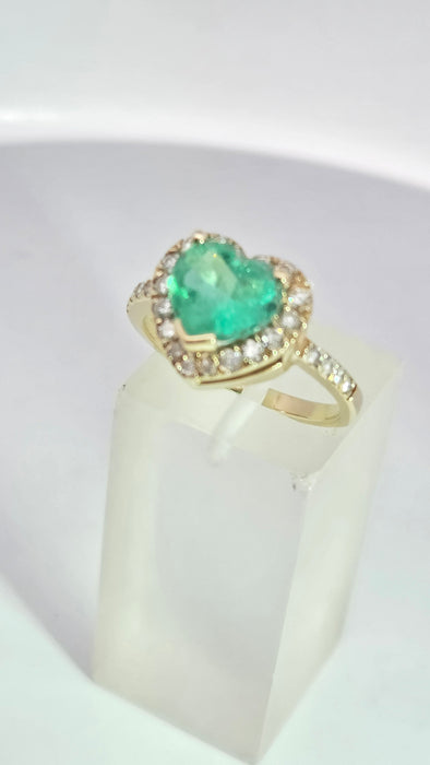 Vintage: 14ct Yellow Gold Heart-Cut Emerald & 17-Diamond Halo Dress Ring