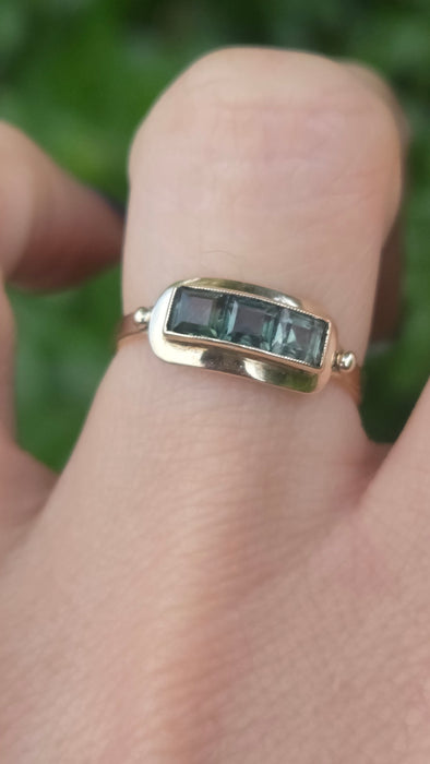 Vintage: 8ct Yellow Gold Green Spinel Trilogy Ring