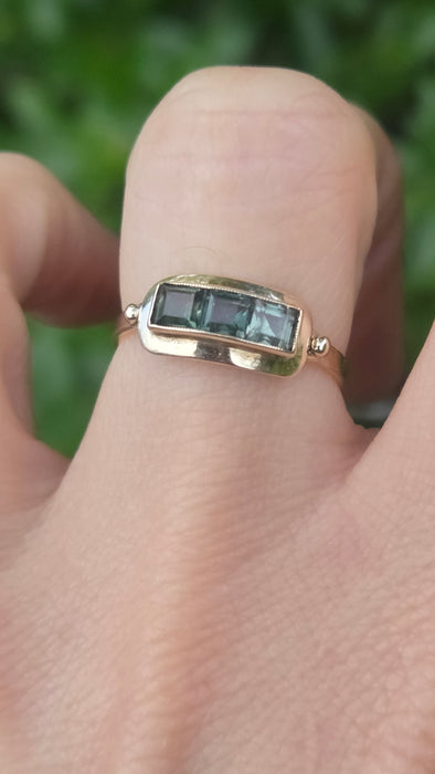 Vintage: 8ct Yellow Gold Green Spinel Trilogy Ring