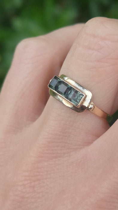 Vintage: 8ct Yellow Gold Green Spinel Trilogy Ring