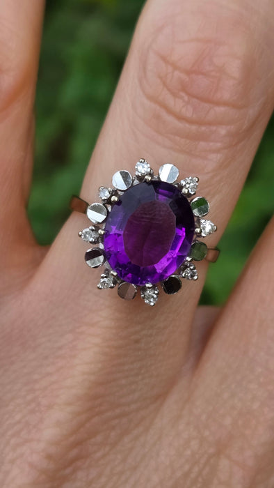Vintage: 18ct White Gold Amethyst & 8 Diamond Oval Cluster Ring — 3.63ct