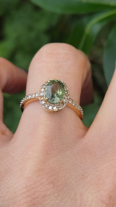 Vintage: 18ct Yellow Gold Green Sapphire 1.50ct & Diamond 0.30ct Ring