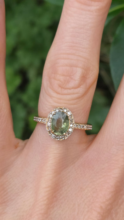 Vintage: 18ct Yellow Gold Green Sapphire 1.50ct & Diamond 0.30ct Ring