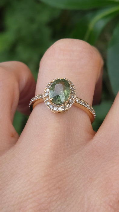 Vintage: 18ct Yellow Gold Green Sapphire 1.50ct & Diamond 0.30ct Ring