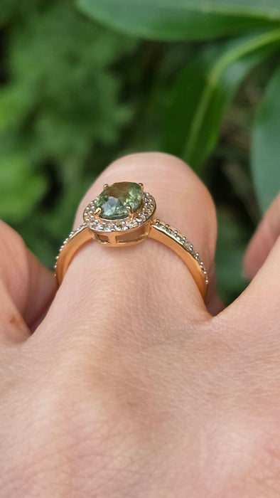 Vintage: 18ct Yellow Gold Green Sapphire 1.50ct & Diamond 0.30ct Ring