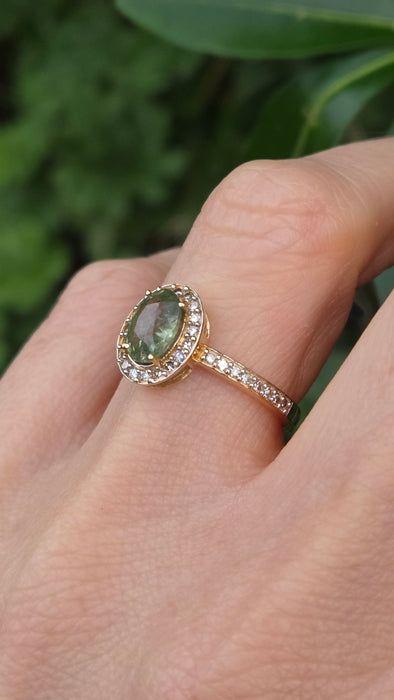 Vintage: 18ct Yellow Gold Green Sapphire 1.50ct & Diamond 0.30ct Ring