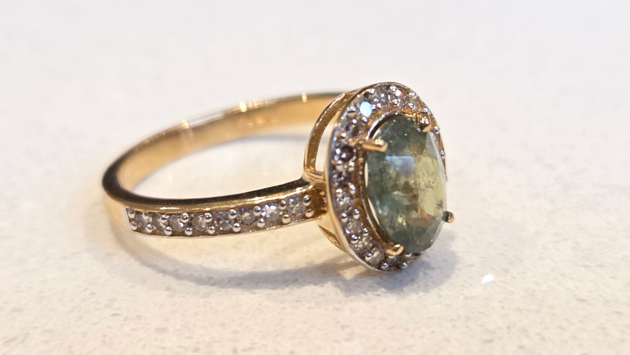 Vintage: 18ct Yellow Gold Green Sapphire 1.50ct & Diamond 0.30ct Ring
