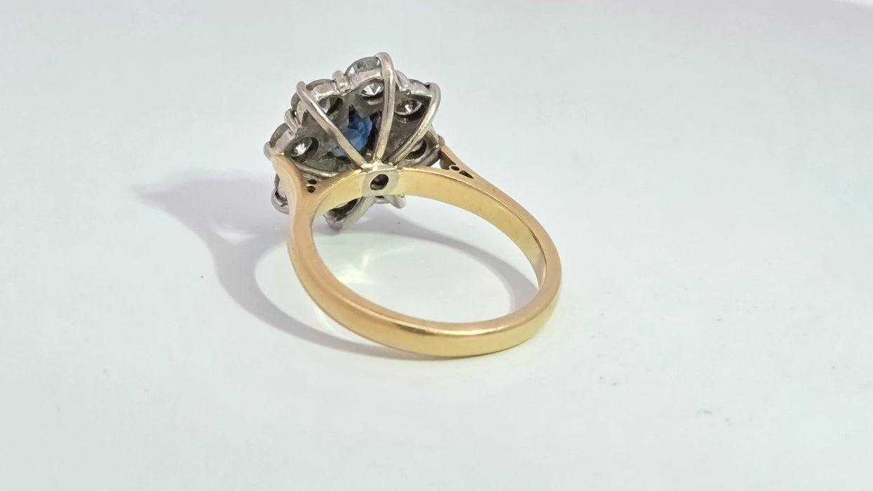 Vintage: 18ct Yellow Gold Sapphire 1.02ct & Diamond 2.00ct Oval Cluster Ring