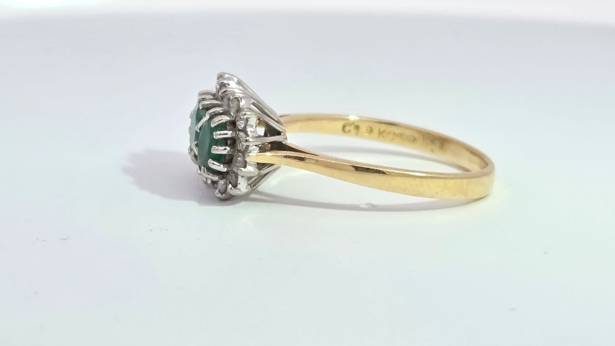 Vintage: 18ct Yellow Gold Emerald 0.75ct & Diamond 0.18ct Trilogy Cluster Ring — From 1980
