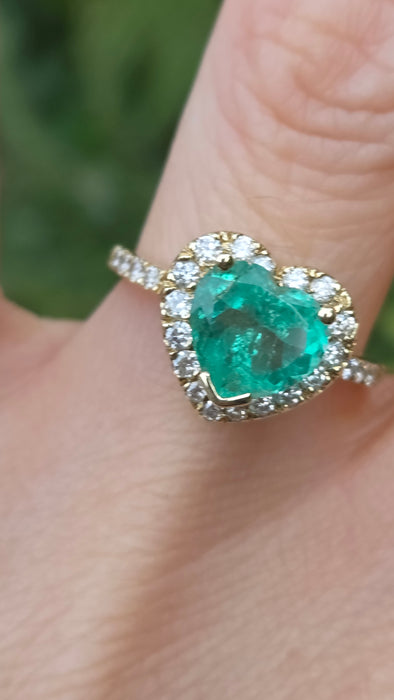 Vintage: 14ct Yellow Gold Heart-Cut Emerald & 17-Diamond Halo Dress Ring