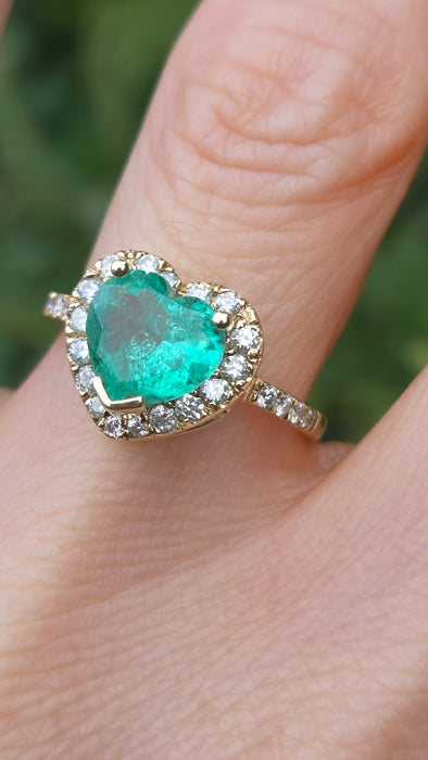 Vintage: 14ct Yellow Gold Heart-Cut Emerald & 17-Diamond Halo Dress Ring