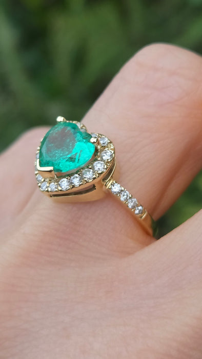 Vintage: 14ct Yellow Gold Heart-Cut Emerald & 17-Diamond Halo Dress Ring