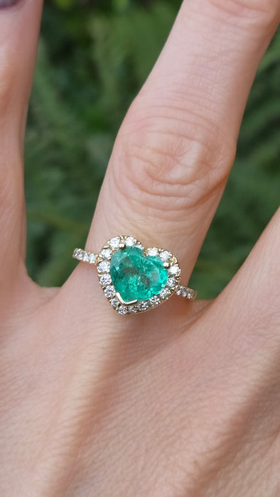 Vintage: 14ct Yellow Gold Heart-Cut Emerald & 17-Diamond Halo Dress Ring