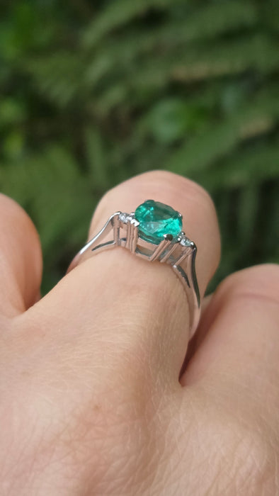 Vintage: 18ct White Gold Emerald 1.60ct & Diamond 0.08ct Twin Diamond Ring — From 1983