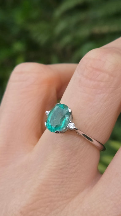 Vintage: 18ct White Gold Emerald 1.60ct & Diamond 0.08ct Twin Diamond Ring — From 1983