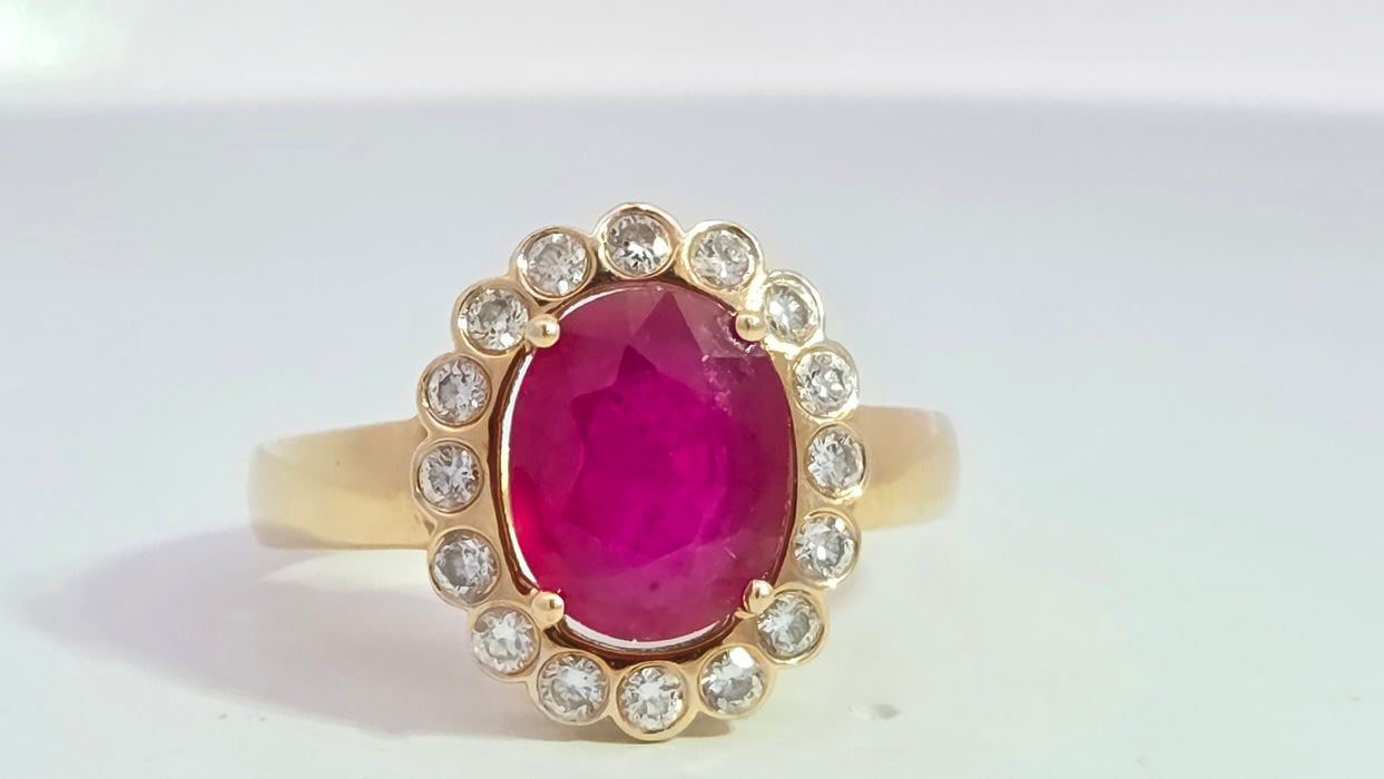 Vintage: 18ct Yellow Gold Ruby 2.55ct & Diamond 0.50ct Oval Cluster Ring