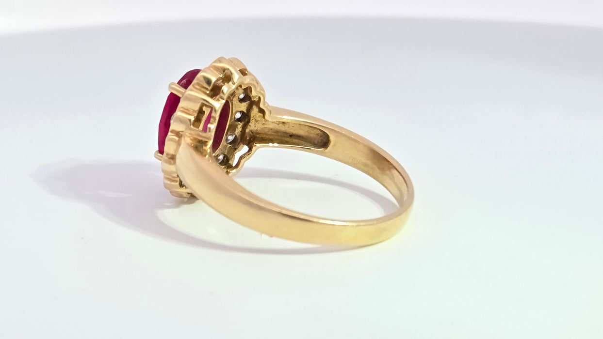 Vintage: 18ct Yellow Gold Ruby 2.55ct & Diamond 0.50ct Oval Cluster Ring
