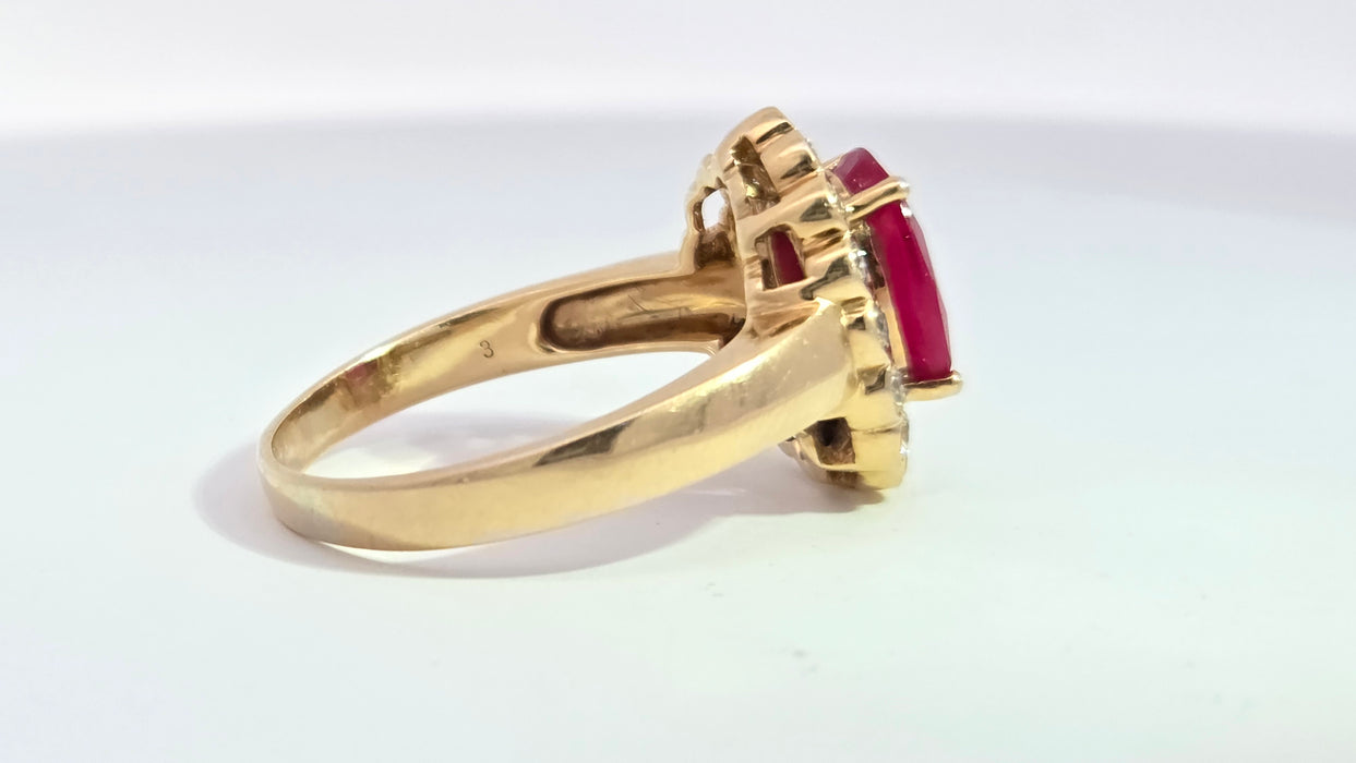 Vintage: 18ct Yellow Gold Ruby 2.55ct & Diamond 0.50ct Oval Cluster Ring