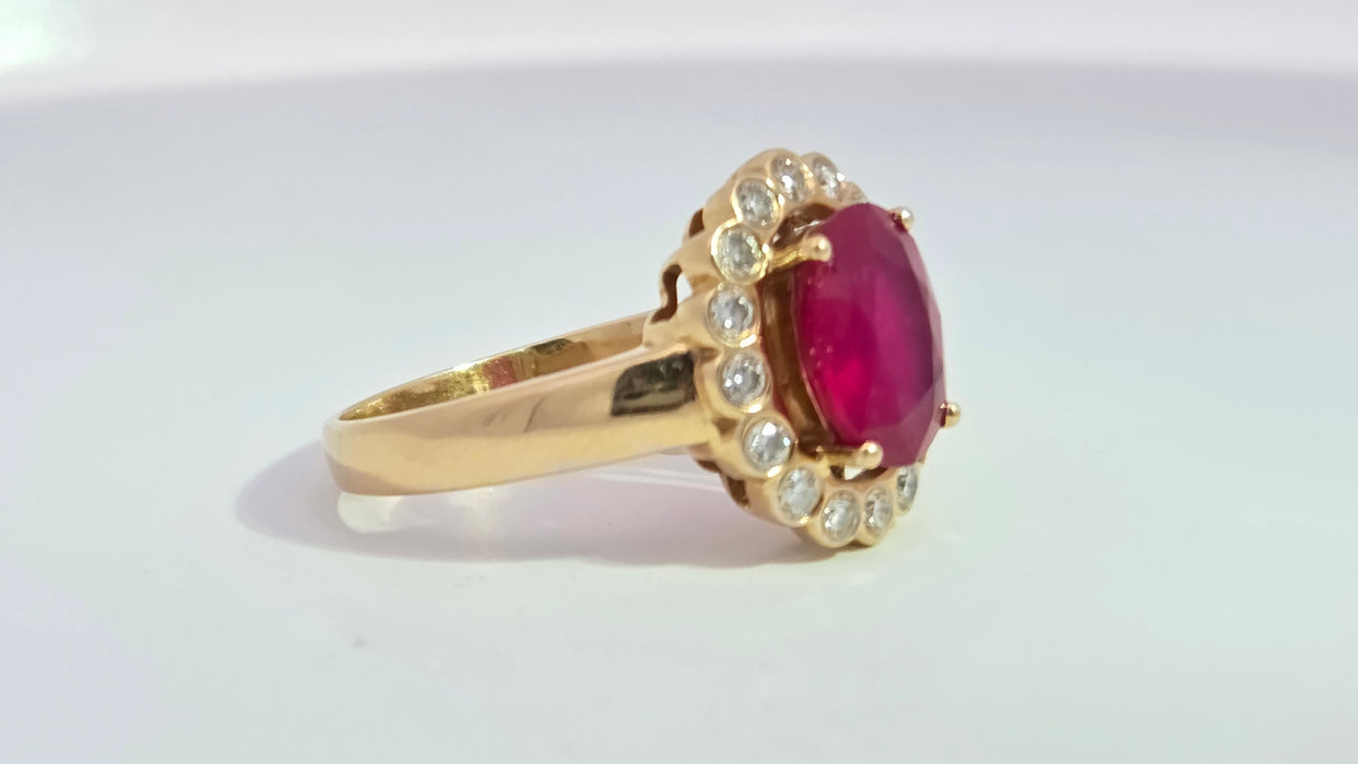 Vintage: 18ct Yellow Gold Ruby 2.55ct & Diamond 0.50ct Oval Cluster Ring