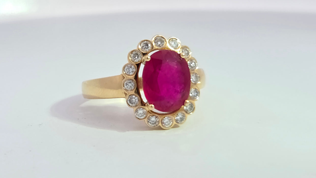 Vintage: 18ct Yellow Gold Ruby 2.55ct & Diamond 0.50ct Oval Cluster Ring