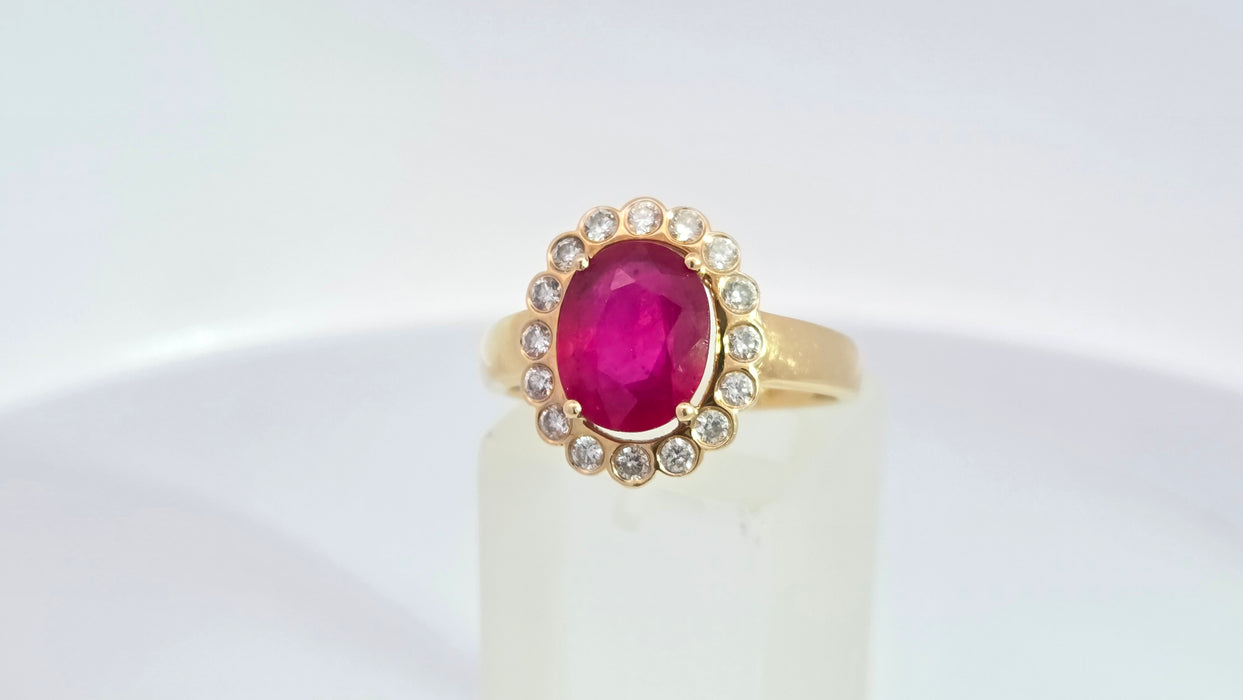 Vintage: 18ct Yellow Gold Ruby 2.55ct & Diamond 0.50ct Oval Cluster Ring