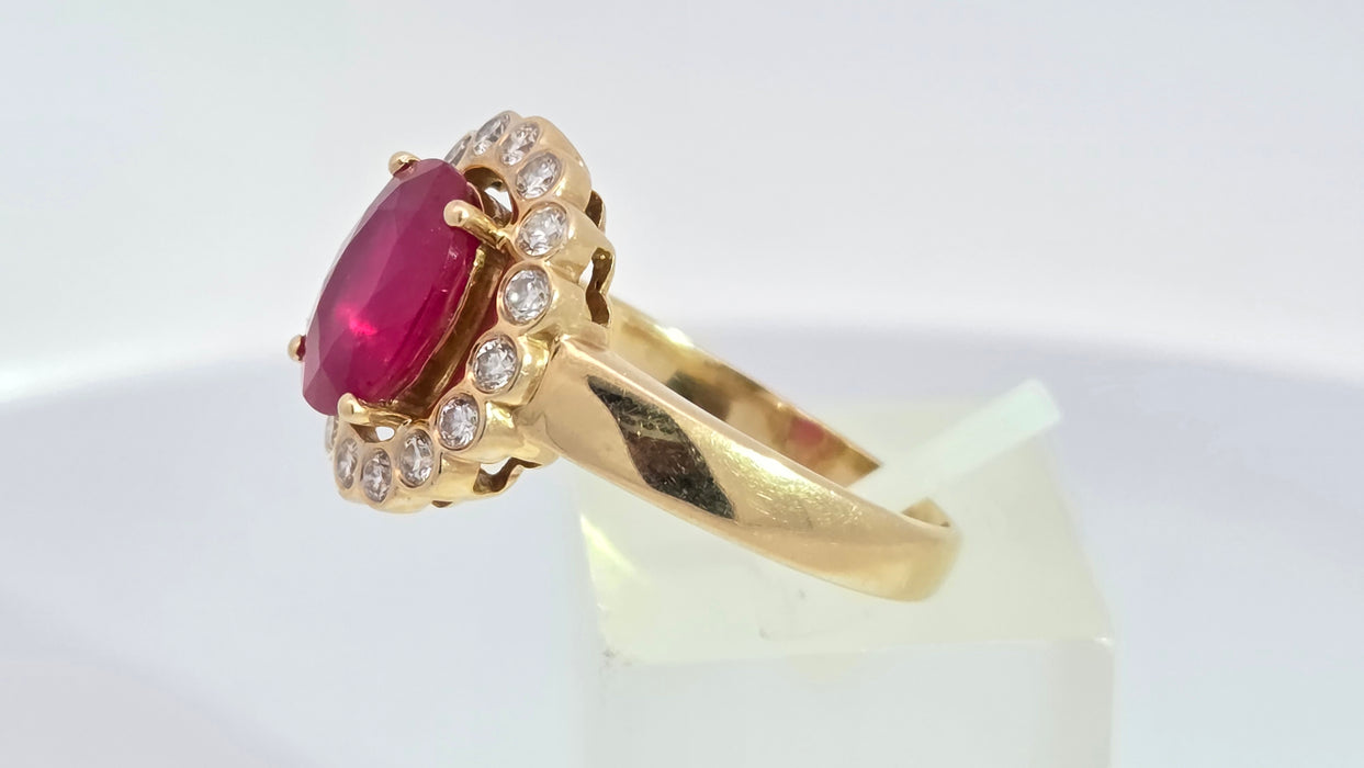 Vintage: 18ct Yellow Gold Ruby 2.55ct & Diamond 0.50ct Oval Cluster Ring