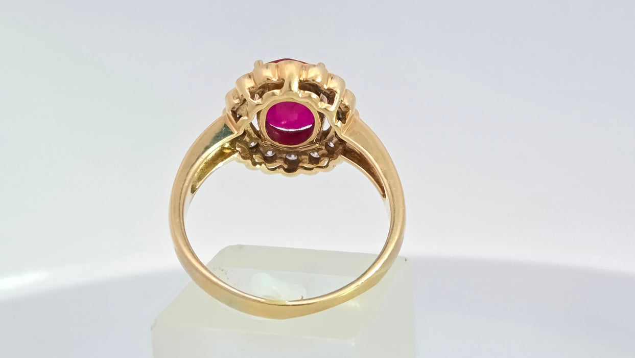Vintage: 18ct Yellow Gold Ruby 2.55ct & Diamond 0.50ct Oval Cluster Ring