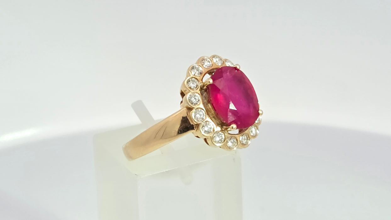 Vintage: 18ct Yellow Gold Ruby 2.55ct & Diamond 0.50ct Oval Cluster Ring