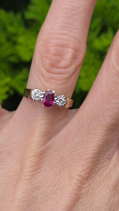Vintage: 18ct Yellow Gold Ruby & Twin Diamond Ring