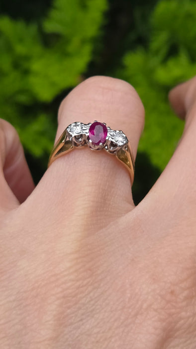 Vintage: 18ct Yellow Gold Ruby & Twin Diamond Ring