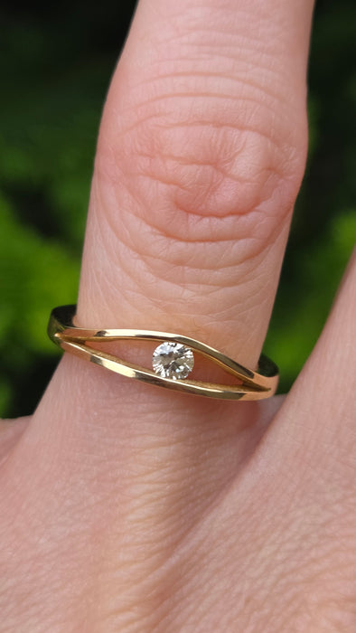 Vintage: 18ct Yellow Gold Diamond Wedge Set Solitaire Ring — 0.15ct