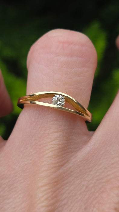 Vintage: 18ct Yellow Gold Diamond Wedge Set Solitaire Ring — 0.15ct