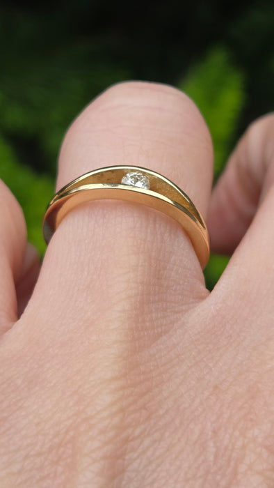 Vintage: 18ct Yellow Gold Diamond Wedge Set Solitaire Ring — 0.15ct