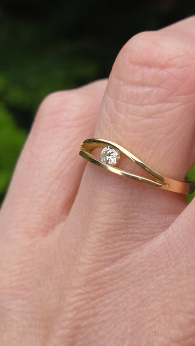 Vintage: 18ct Yellow Gold Diamond Wedge Set Solitaire Ring — 0.15ct